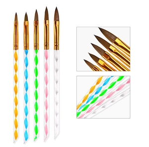Gros plan détaillé de 5 pinceaux de nail art en acrylique avec manches spirale