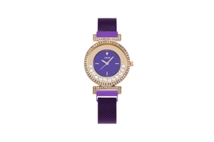 Détail de la montre à bracelet milanais violet avec boîtier or rose et strass brillants