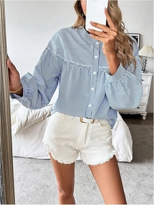 Elegante blau gestreifte Hemdbluse mit Laternenärmeln und weiße Denim-Shorts