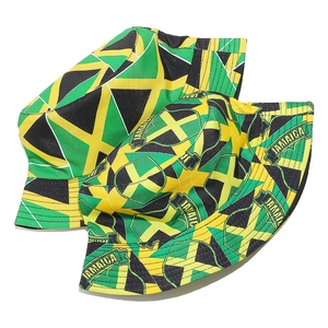 Détail de chapeaux bobs aux couleurs de la Jamaïque avec motifs géométriques vert jaune noir