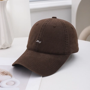 Berretto da baseball in cotone marrone scuro con ricamo Lucy bianco per uomo e donna