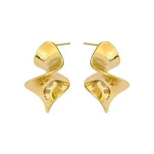 Boucles d'oreilles clous torsadées dorées irrégulières avec finition miroir style minimaliste