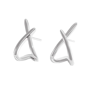 Detailansicht silberner Kreuz-Ohrstecker mit poliertem geometrischem 3D-Design