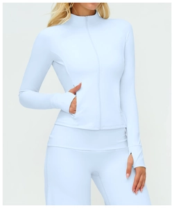 Détail de la veste de sport bleu glacé avec col zippé et manches à passe-pouces