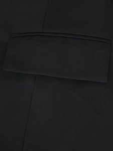 Dettaglio ravvicinato delle cuciture professionali sulla tasca di un abito blazer nero