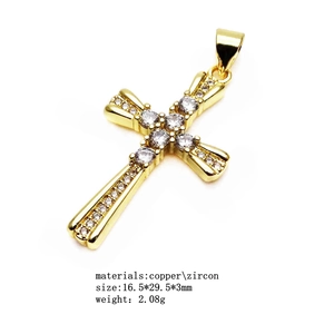 Vue détaillée du pendentif croix boussole plaqué or 14K avec incrustation de zircone