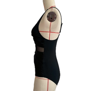 Détail du maillot de bain noir avec découpes en résille sur mannequin de profil