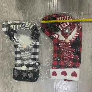 Détail de chaussettes de Noël à carreaux rouges et noirs avec gnome et mesure de taille