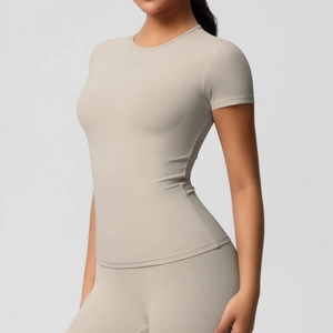 Gros plan d'un t-shirt de sport ajusté sans couture montrant la texture brossée douce