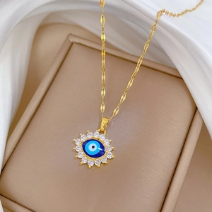 Collier élégant en acier titane doré avec pendentif oeil bleu serti de cristaux clairs