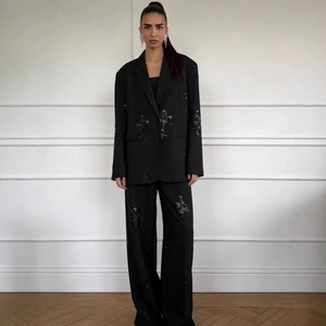 Eleganter schwarzer Damenanzug mit Pailletten, langem Blazer und Hose mit weitem Bein