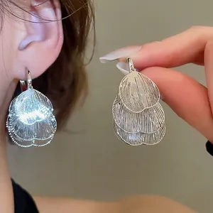 Créoles Pétales Superposés Creux Cuivre Couleur Argent Forme De Feuille Métal Brossé Texturé Bijoux Élégants Pour Femmes