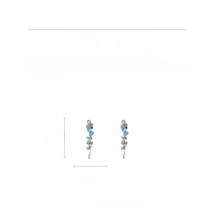 Vue détaillée de boucles d'oreilles à pampilles bleues avec strass et tiges en argent