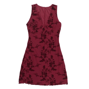 Detail of V-neckline and floral print on a slim fit burgundy bodycon dress