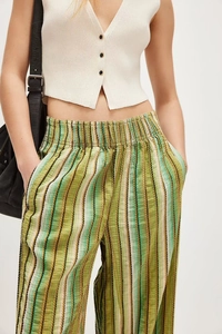 Détail d'un pantalon large à rayures avec poches latérales et taille haute élastiquée