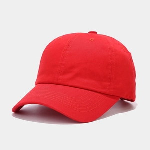 Dettaglio del cappello da baseball rosso in cotone con visiera curva classica