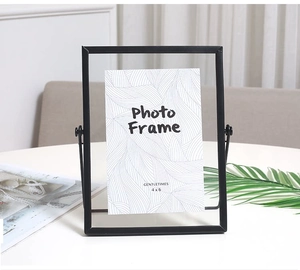 Détail d'un cadre photo 4x6 en métal noir avec double verre et support rotatif ajustable