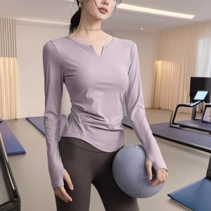 Haut de yoga moulant à manches longues avec col en V et passe-pouces en violet lilas