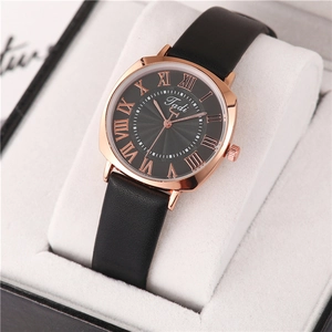 Détail de la montre à quartz Tadi avec cadran noir soleil et chiffres romains