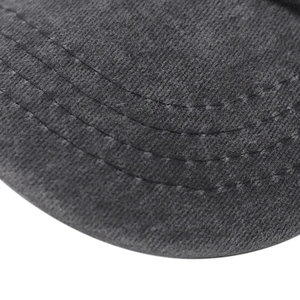 Dettaglio macro del cappellino da baseball in cotone grigio antracite con cuciture fitte