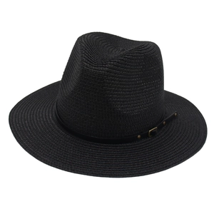Dettaglio di un cappello Panama nero in paglia con fascia in pelle e fibbia dorata