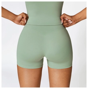 Dettaglio degli shorts da yoga a vita alta con cucitura a V ed effetto sollevamento glutei