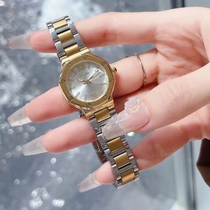 Montre quartz femme octogonale avec bracelet bicolore en acier inoxydable et chiffres