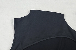 Detail von Rundhalsausschnitt und Schulternaht am schwarzen elastischen Etuikleid