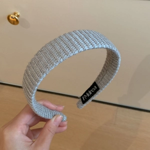 Gros plan détaillé du bandeau en maille tissé main gris avec étiquette FMdrea