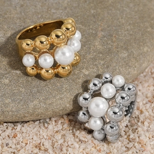 Three-layer stainless steel ring with elegant pearls in gold and silver finish