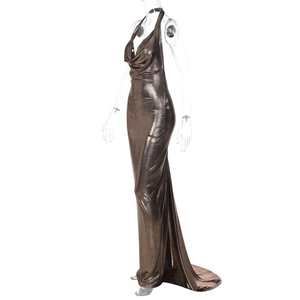 Détail du décolleté dos nu et du tissu métallique bronzé de cette robe de soirée