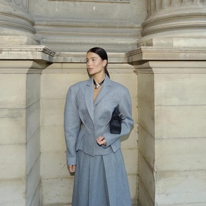 Détail de la texture laineuse sur blazer cintré gris et ensemble jupe trapèze