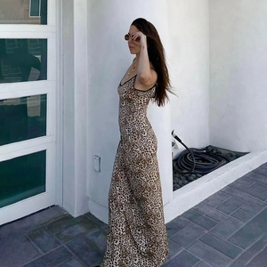Elegant slim fit leopard print maxi dress with spaghetti straps for spring 2025 fashion