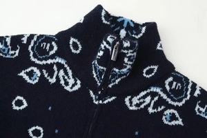 Detailaufnahme der Jacquard-Strickjacke mit abstrakten Mustern und Metall-Reißverschluss