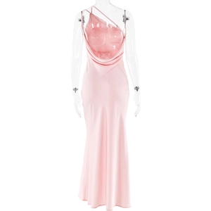 Détail d'une robe longue en satin rose avec dos nu et fines bretelles élégantes