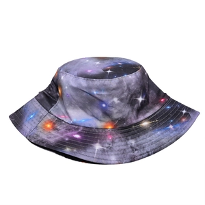 Vista dettagliata della stampa galassia cielo stellato su questo cappello alla pescatora.