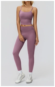 Dettaglio del set yoga malva con reggiseno sportivo e leggings a compressione