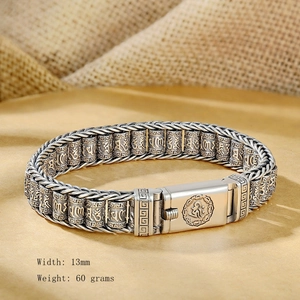 Détail d'un bracelet rétro en argent pour homme avec mantra et spécification de 13mm