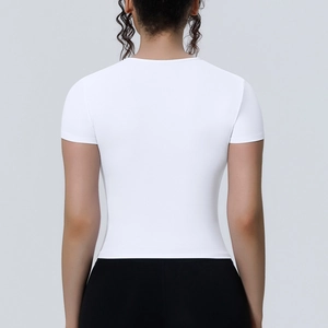T-shirt de yoga blanc ajusté pour femmes avec vue arrière montrant la coupe cintrée