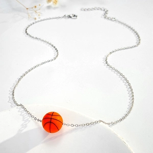 Detaillierte Nahaufnahme eines orangefarbenen Basketball-Anhängers an einer silbernen Kette