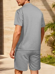 Dettaglio della trama a nido d'ape sul retro del completo casual grigio da uomo