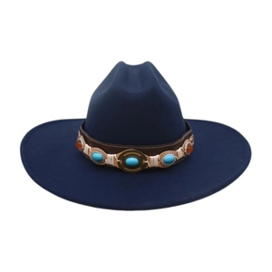 Detalle de sombrero vaquero azul oscuro con piedras turquesas y banda de estilo retro