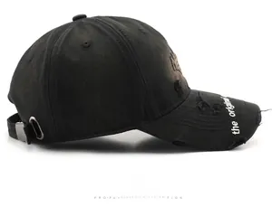 Détail de la casquette baseball noire effet vieilli avec texte imprimé sur la visière