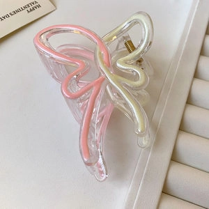 Pince à cheveux papillon élégante avec motifs fluides rose et beige sur fond blanc