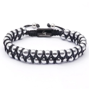 Gros plan du bracelet double rang en perles de métal avec fermoir GT Collection gravé