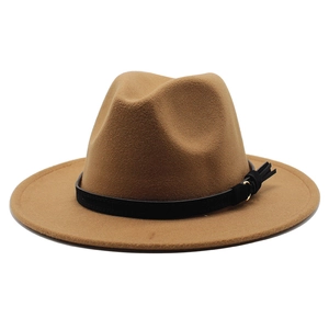 Cappello fedora classico in lana cammello a tesa larga con cinturino in pelle nera