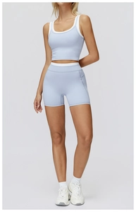 Detailansicht der hellblauen zweiteiligen Sportweste und passenden Fitness-Shorts