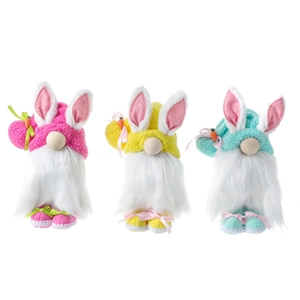 Trois gnomes de Pâques avec oreilles de lapin et carottes en rose, jaune et bleu