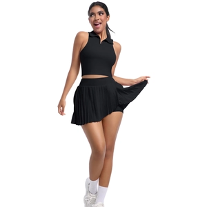 Détails des plis de cette jupe de tennis noire avec un haut sans manches à col polo