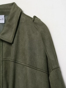Detail der olivgrünen Wildlederjacke mit Schulterklappen und präziser Nahtverarbeitung
